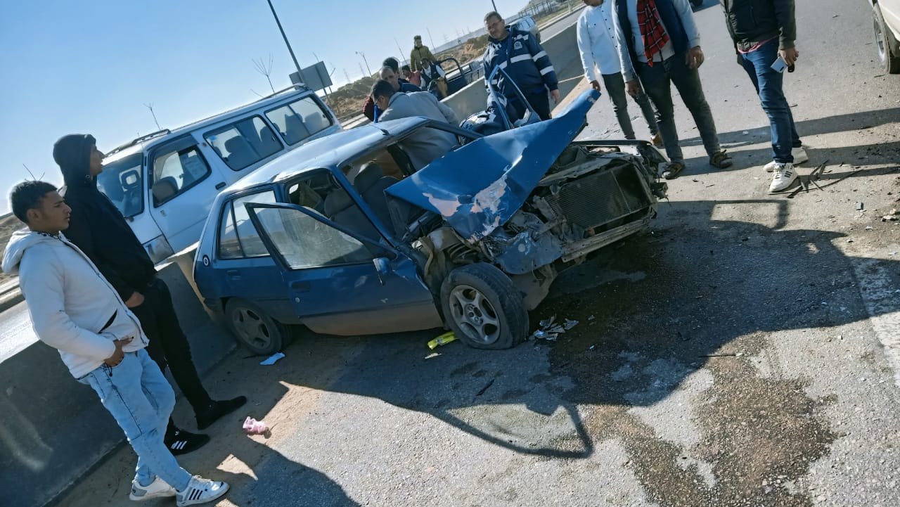 حادث تصادم سيارة بعمود إنارة على طريق الروبيكي