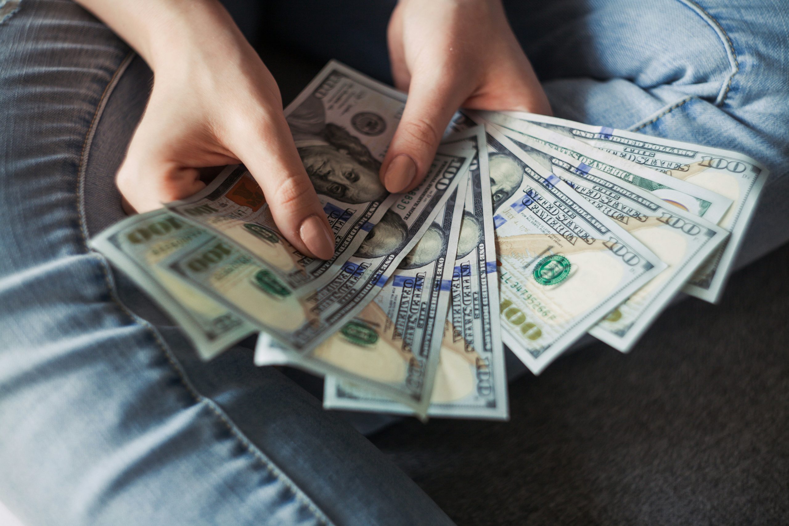 The Impact of US Employment Data and Central Bank Interest Rate Decisions on Currency Movements