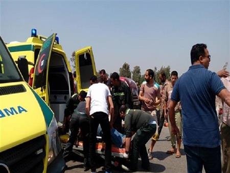 أصيب 6 أفراد نتيجة حادث تصادم بين سيارة نقل وأخرى