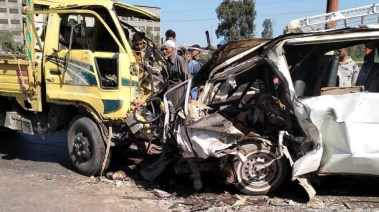 أصيب 6 أفراد نتيجة حادث تصادم بين سيارة نقل وأخرى