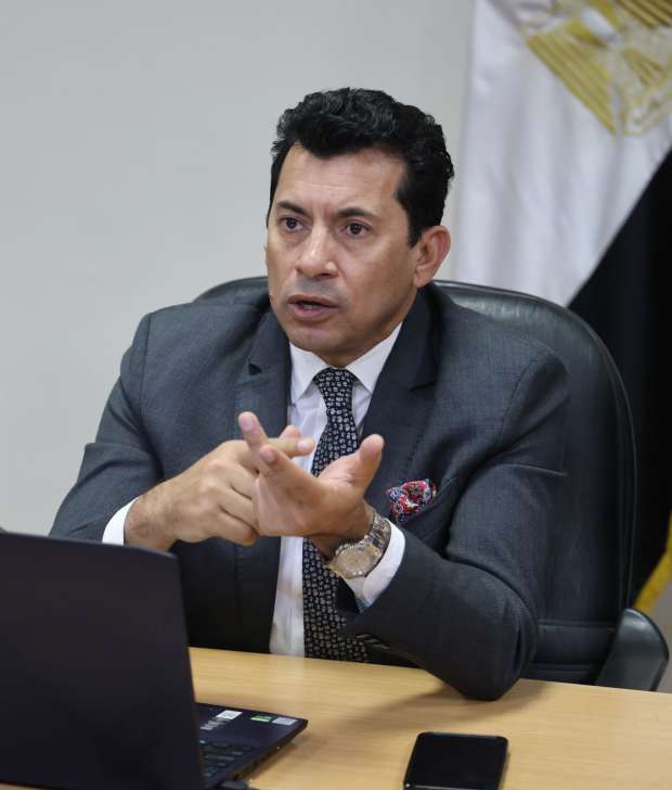 أشرف صبحى يزور اللاعب إبراهيم شيكا في المستشفى