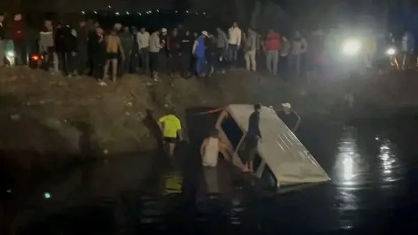 سقطت سيارة ميكروباص للنقل تُنقل ركابًا في مياه ترعة الإبراهيمية