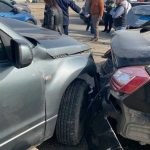 أصيب خمسة أفراد في حادث تصادم بين سيارتين خاصتين على المحور