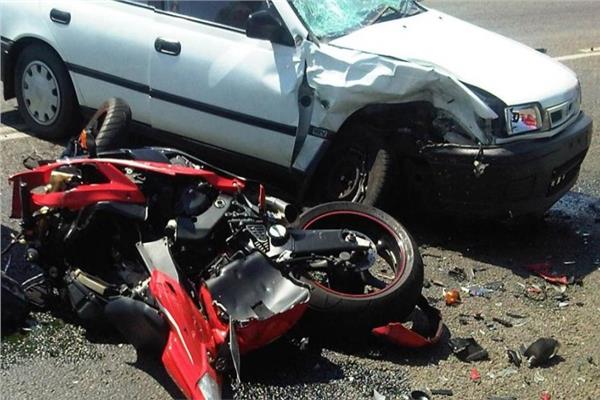 توفي شخص وأصيب اثنان آخران جراء حادث اصطدام دراجة نارية بعربة كارو