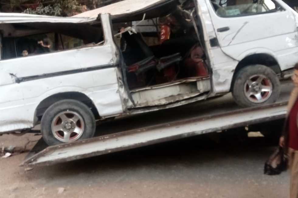 حادث تصادم بين سيارة ميكروباص وآخرى خاصة في محور 26 يوليو