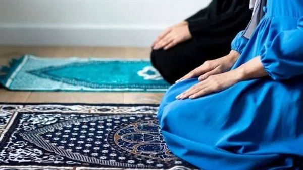 دار الافتاء تجيب عن حكم صلاة المرأة بالبنطلون الضيق