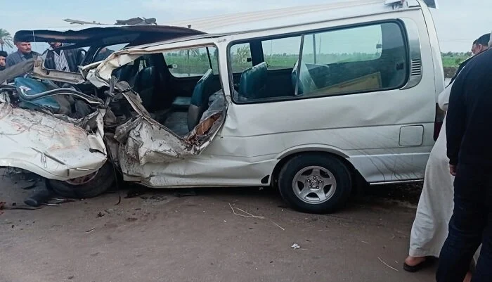 حادث تصادم بين سيارة ميكروباص وآخرى خاصة في محور 26 يوليو