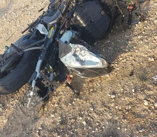 توفي شخص وأصيب اثنان آخران جراء حادث اصطدام دراجة نارية بعربة كارو