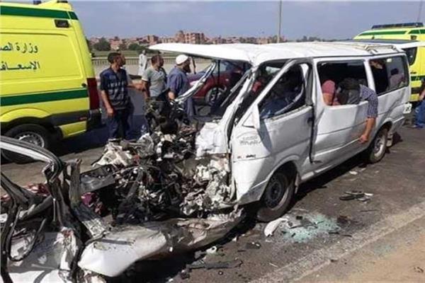 تعرض 10 أفراد للإصابة نتيجة تصادم سيارتين على الطريق في منطقة الصف