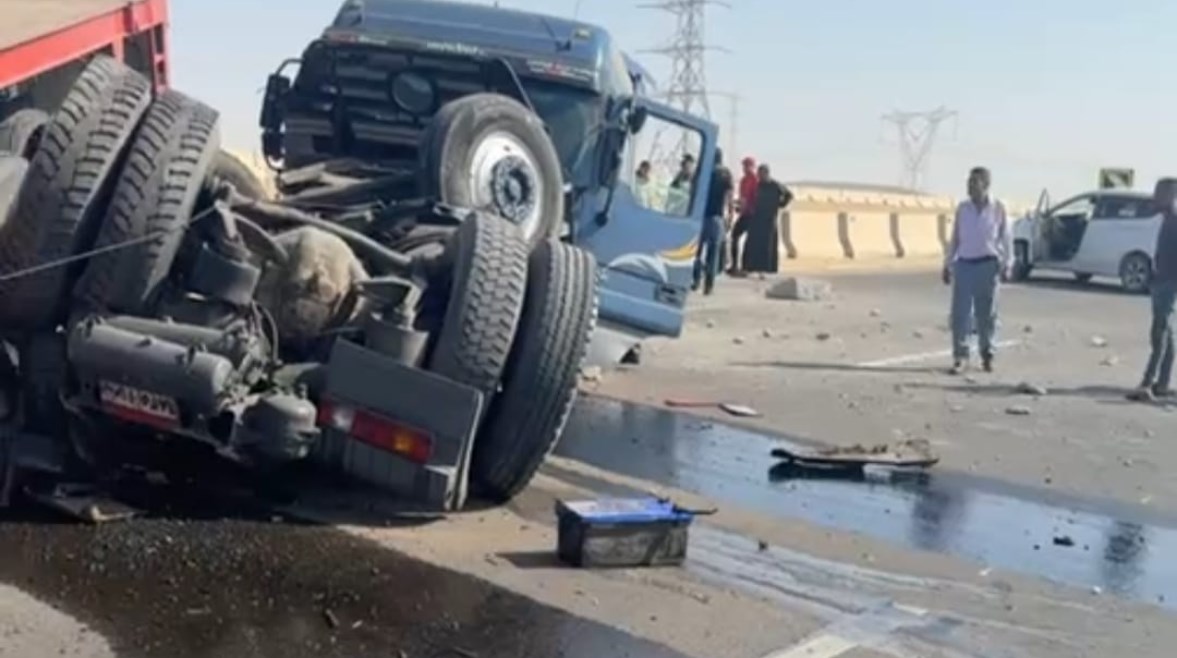 حادث انقلاب سيارة نقل على طريق القاهرة
