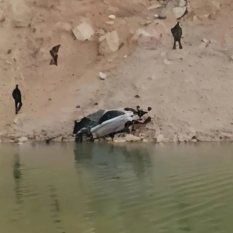 توفيت سيدة وابنها في حادث سقوط سيارة خاصة
