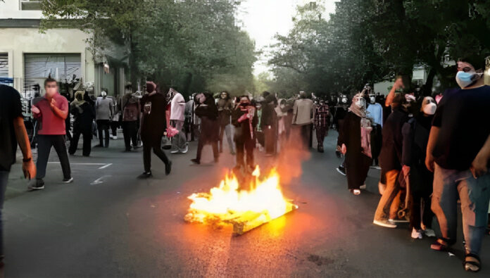 أي الخيارات الممكنة أفضل: بقاء النظام الإيراني أم قيام إيران ديمقراطية؟