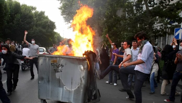 طهران في مواجهة مصيرها: القمع الدموي بين مطرقة الانتفاضة وسندان التنازلات