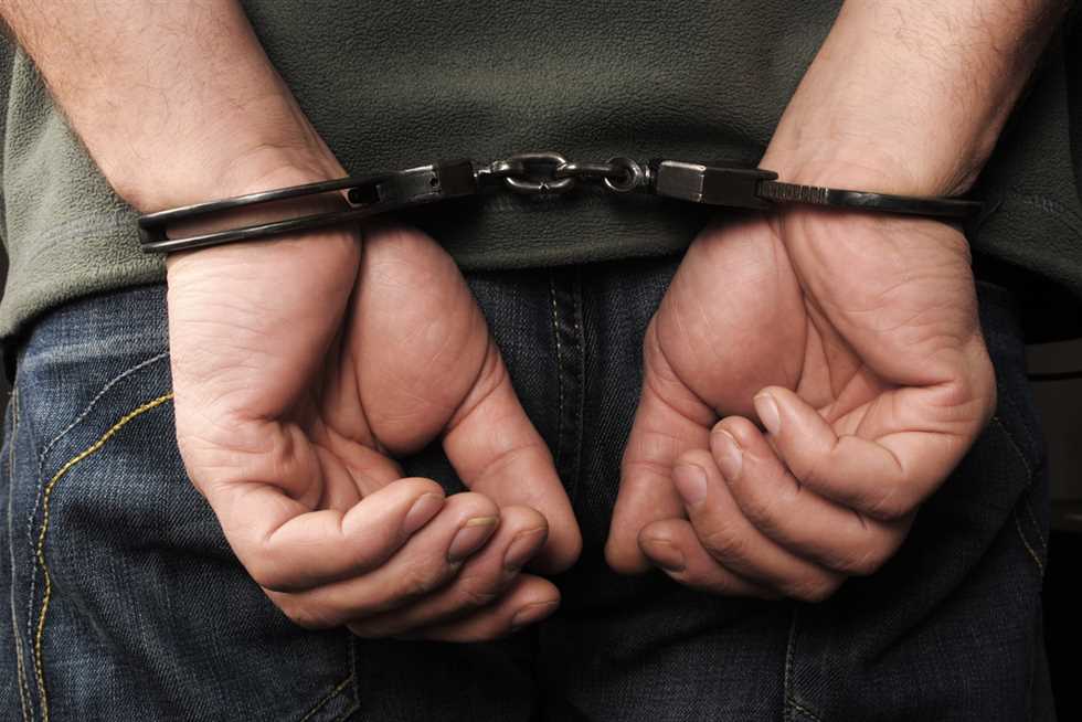 رجال المباحث تلقي القبض على الشخص المتهم بإطلاق نار