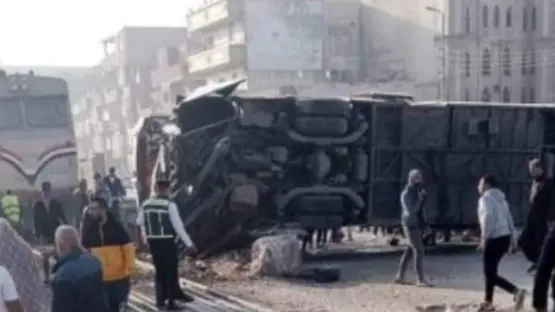 حادث تصادم بين قطار وشاحنة قلاب تحمل مواد خام بلاستيكية في القليوبية