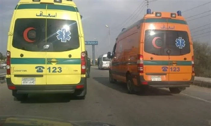 شخص دهسته سيارة أثناء عبوره الطريق في منطقة الهرم